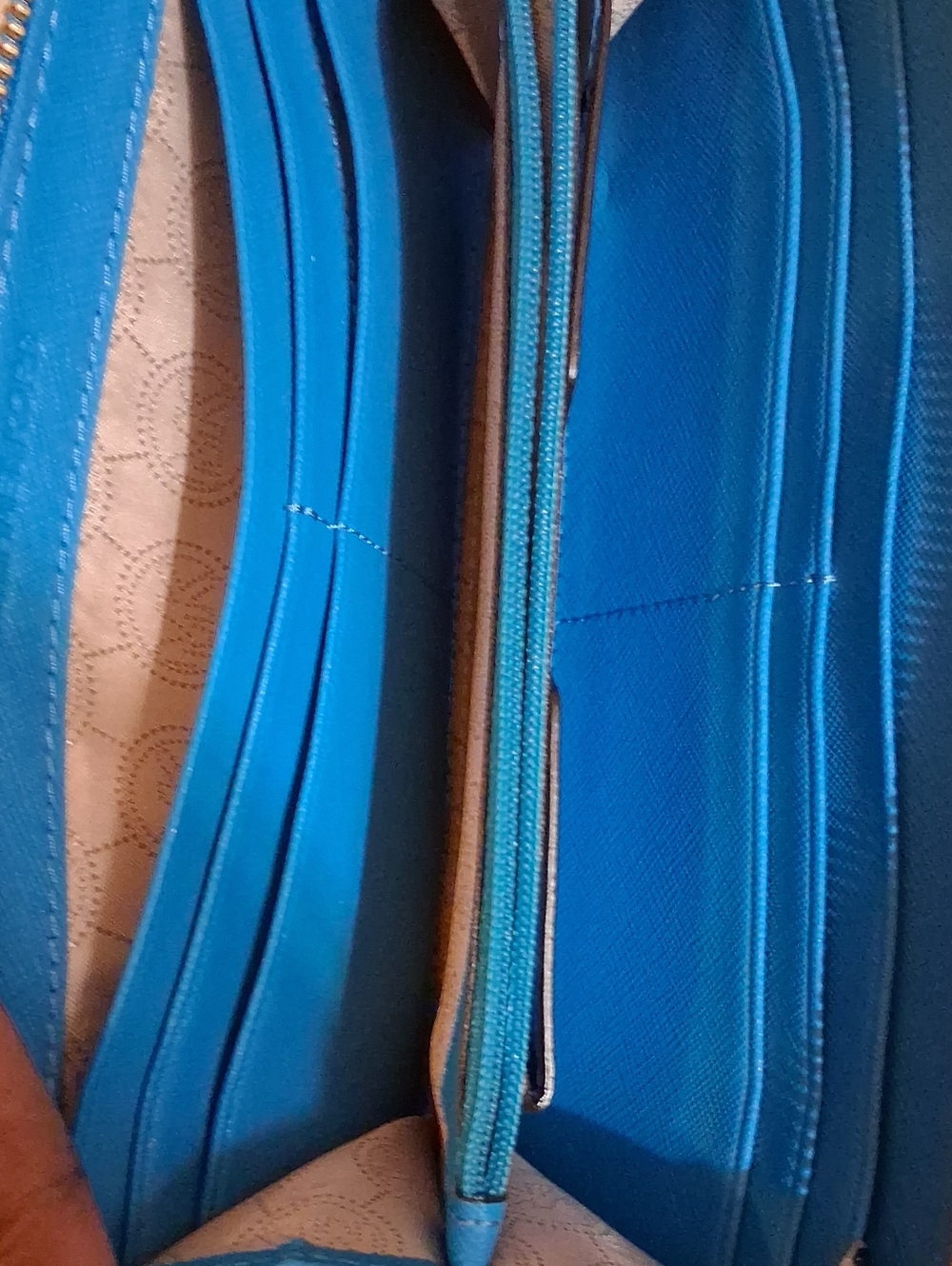 Michael Kors White Leather Shoulder Bag with Blue Wallet and Gold Hardware. - Picture 6 of 9